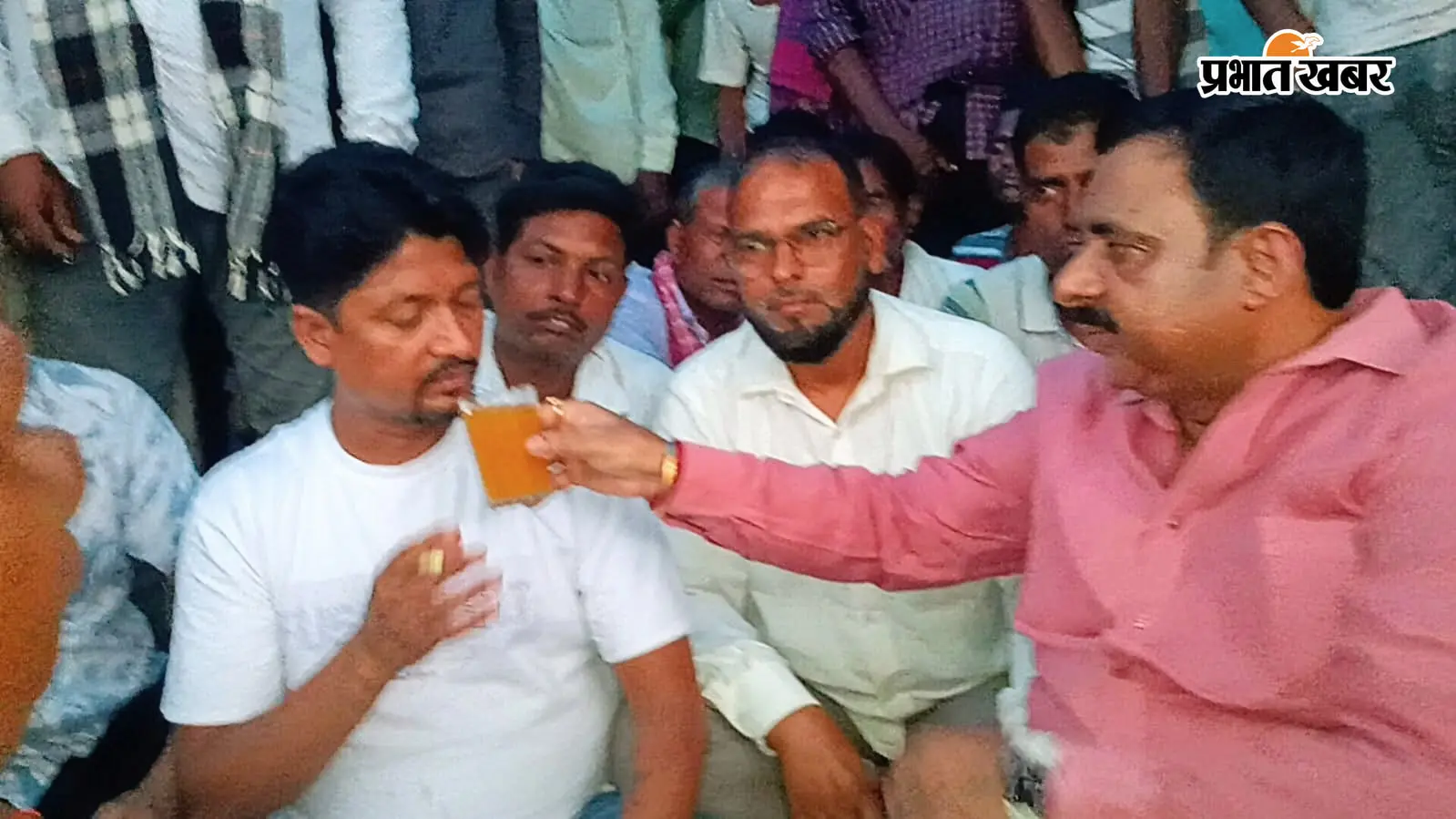 पथरगामा में 29 दिन बाद धरना स्थगित, मंत्री के एक माह में जांच के आश्वासन पर खत्म हुआ अनशन