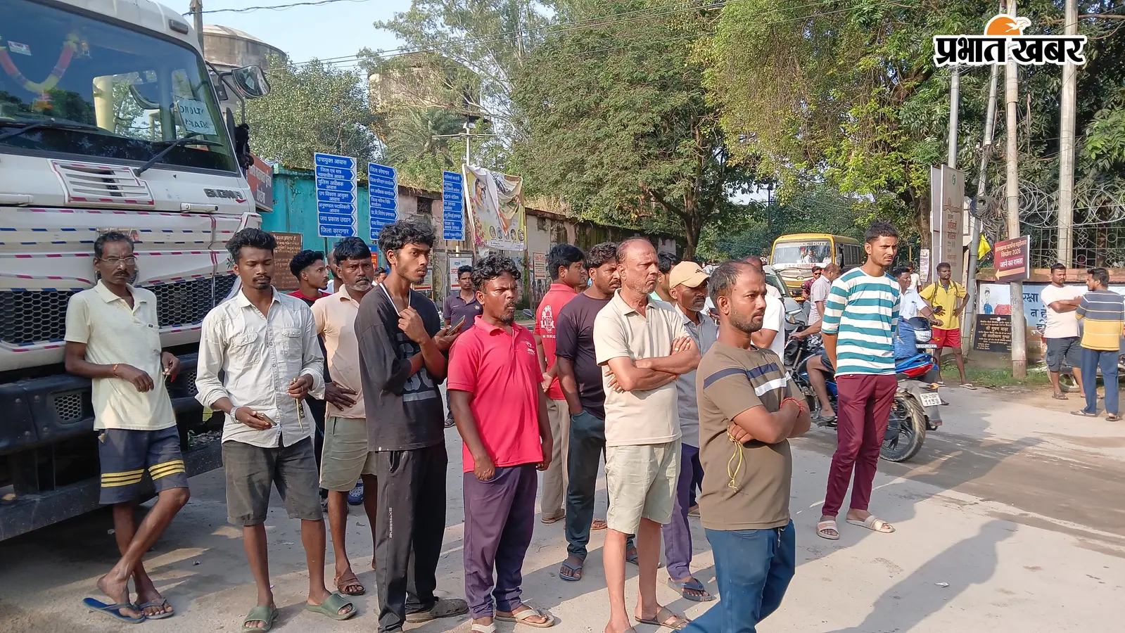सिमडेगा में NH-143 पर तीन घंटे चक्का जाम, लंबी कतार में फंसे भारी और यात्री वाहन