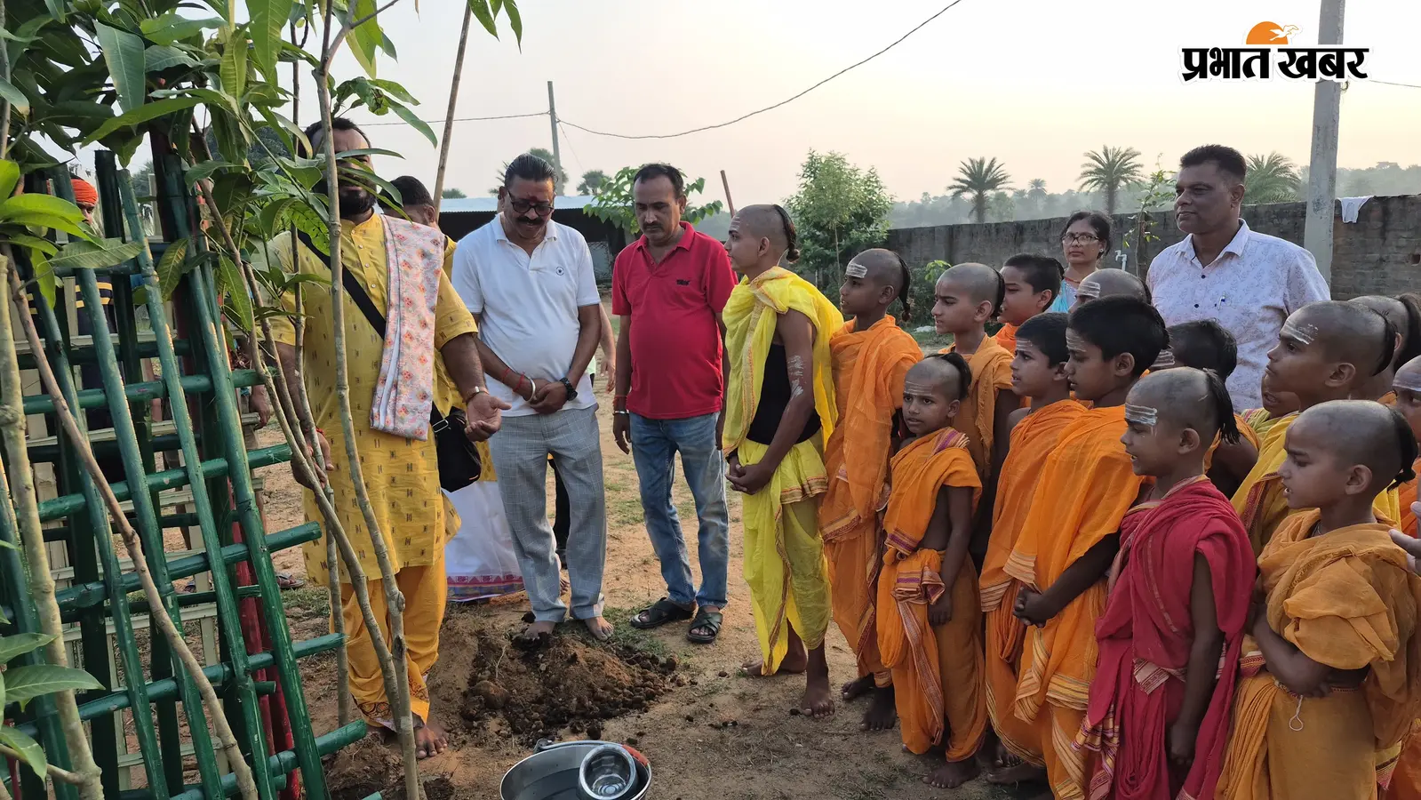 वेद गुरुकुल में ट्रस्ट ने लगाये 10 फलदार पौधे, 23 बच्चों के बीच बांटी खाद्य सामग्री व वस्त्र