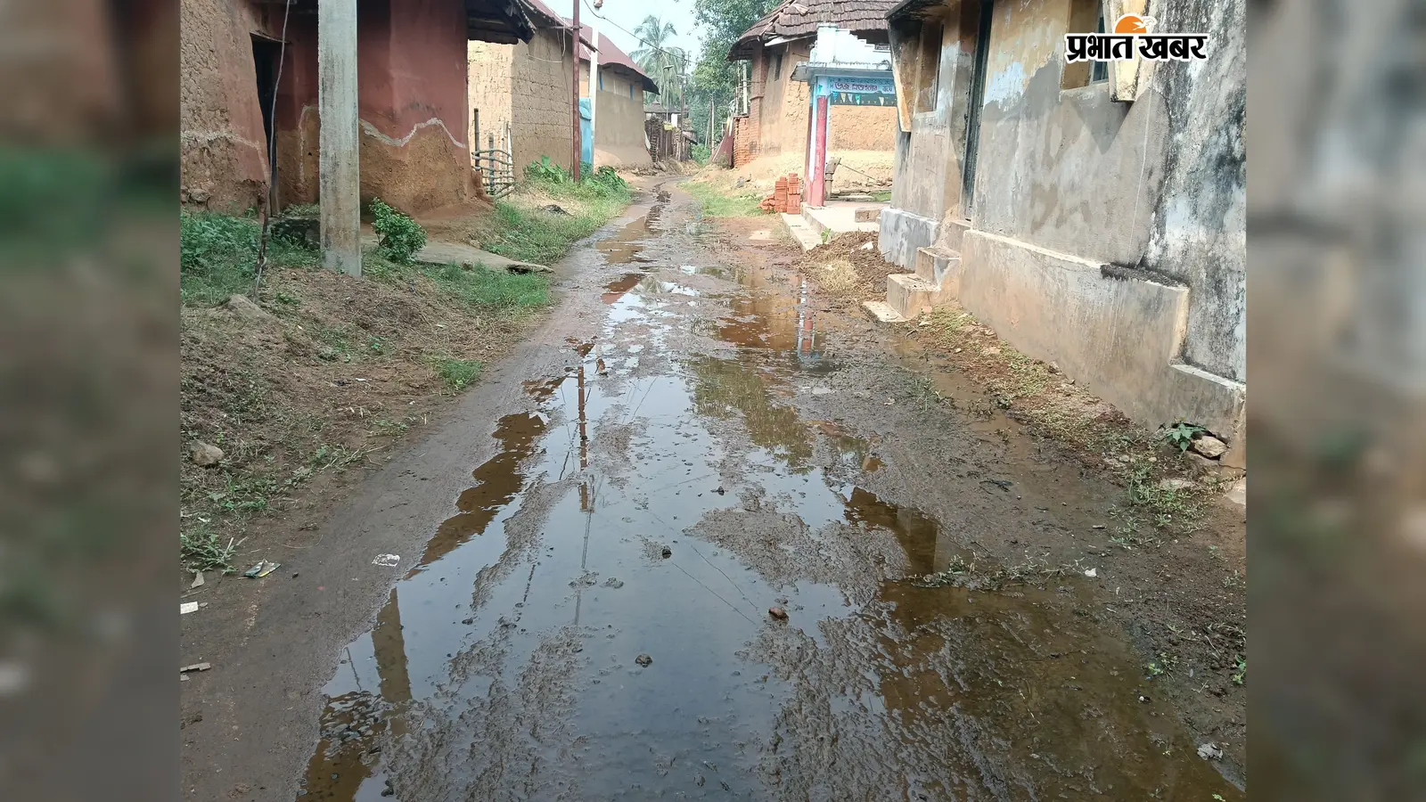 निझुरी में सड़क पर बह रहा झरने का पानी,ग्रामीण परेशान