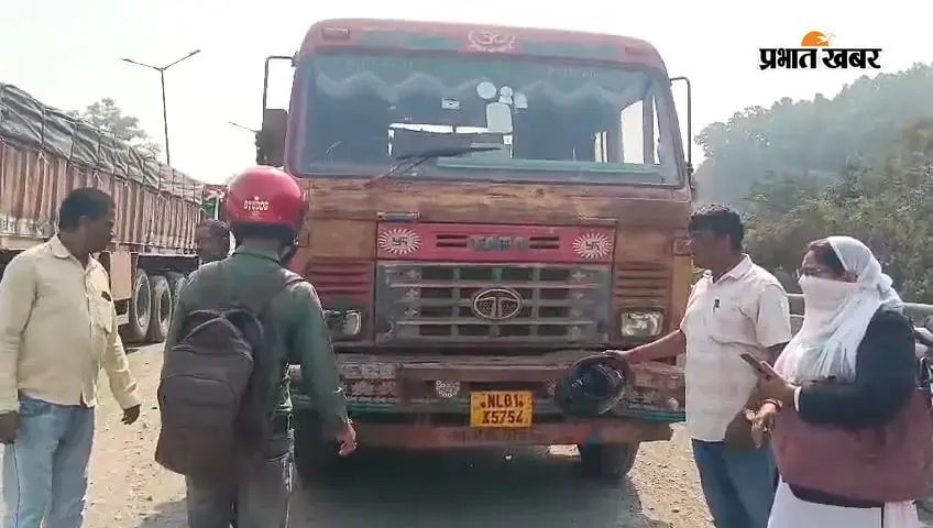 गम्हरिया से कॉलेज जाने निकले दो छात्रों को चांडिल गोलचक्कर पर ट्रेलर ने मारी टक्कर, एक की मौत, साथी घायल