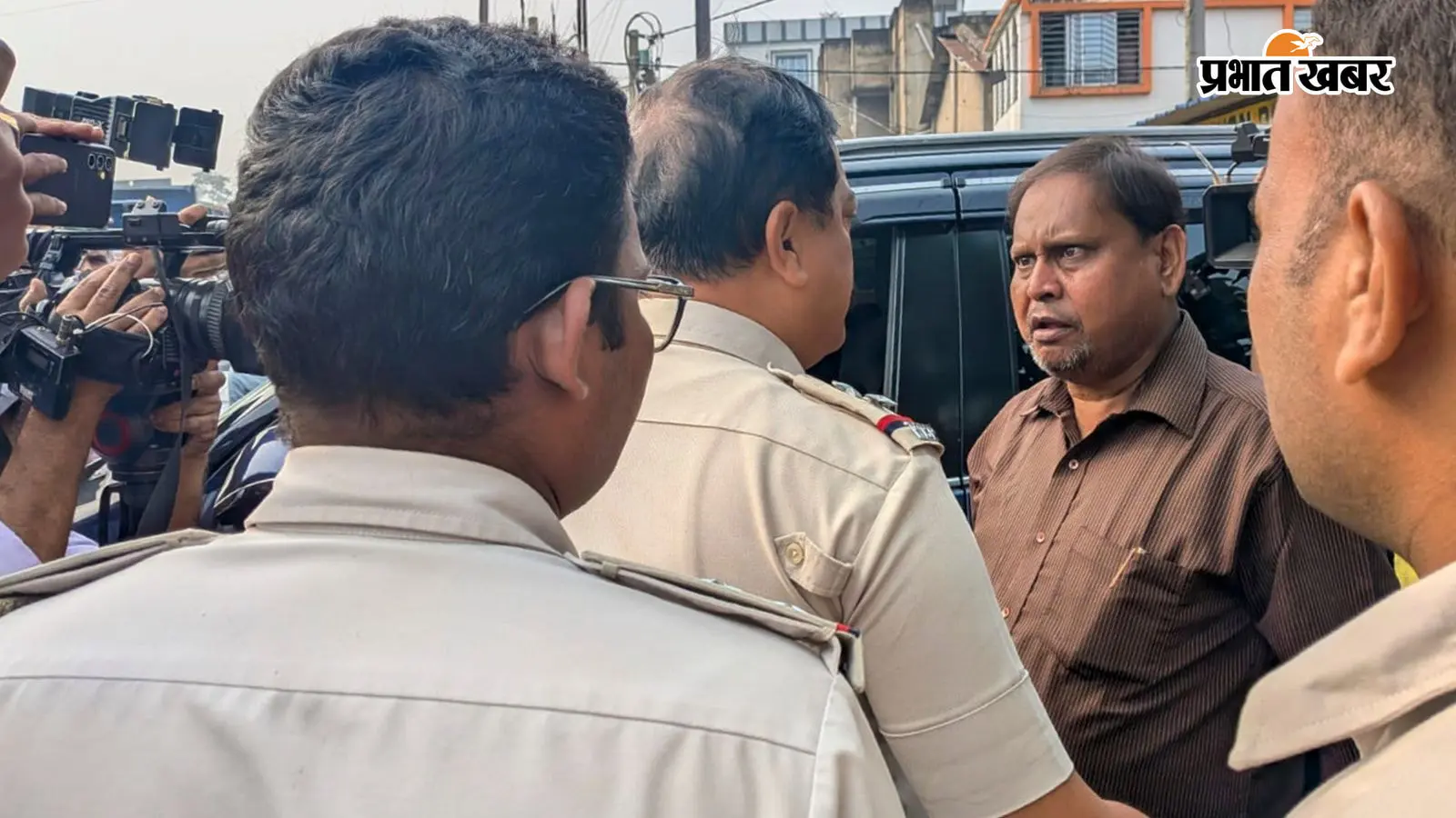 Watch Video : पश्चिम बंगाल उपचुनाव में हंगामा, पुलिस से बहस के बाद AJP के हुमायूं कबीर हिरासत में