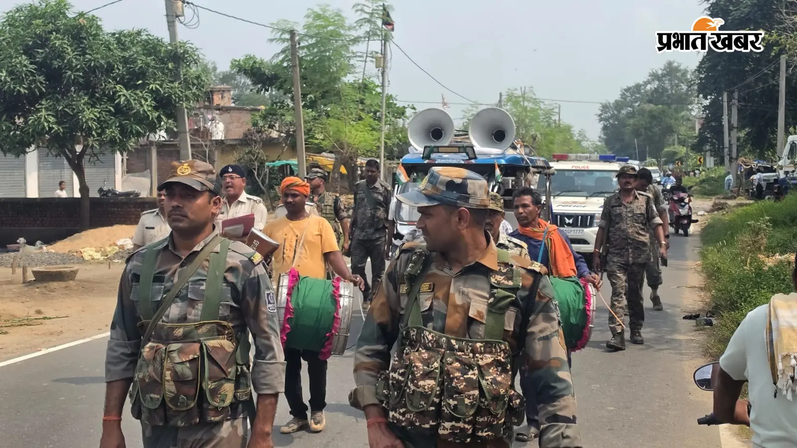 पुलिस ने फरार अभियुक्त के घर चिपकाया इश्तेहार, कोर्ट में हाजिर होने की हिदायत