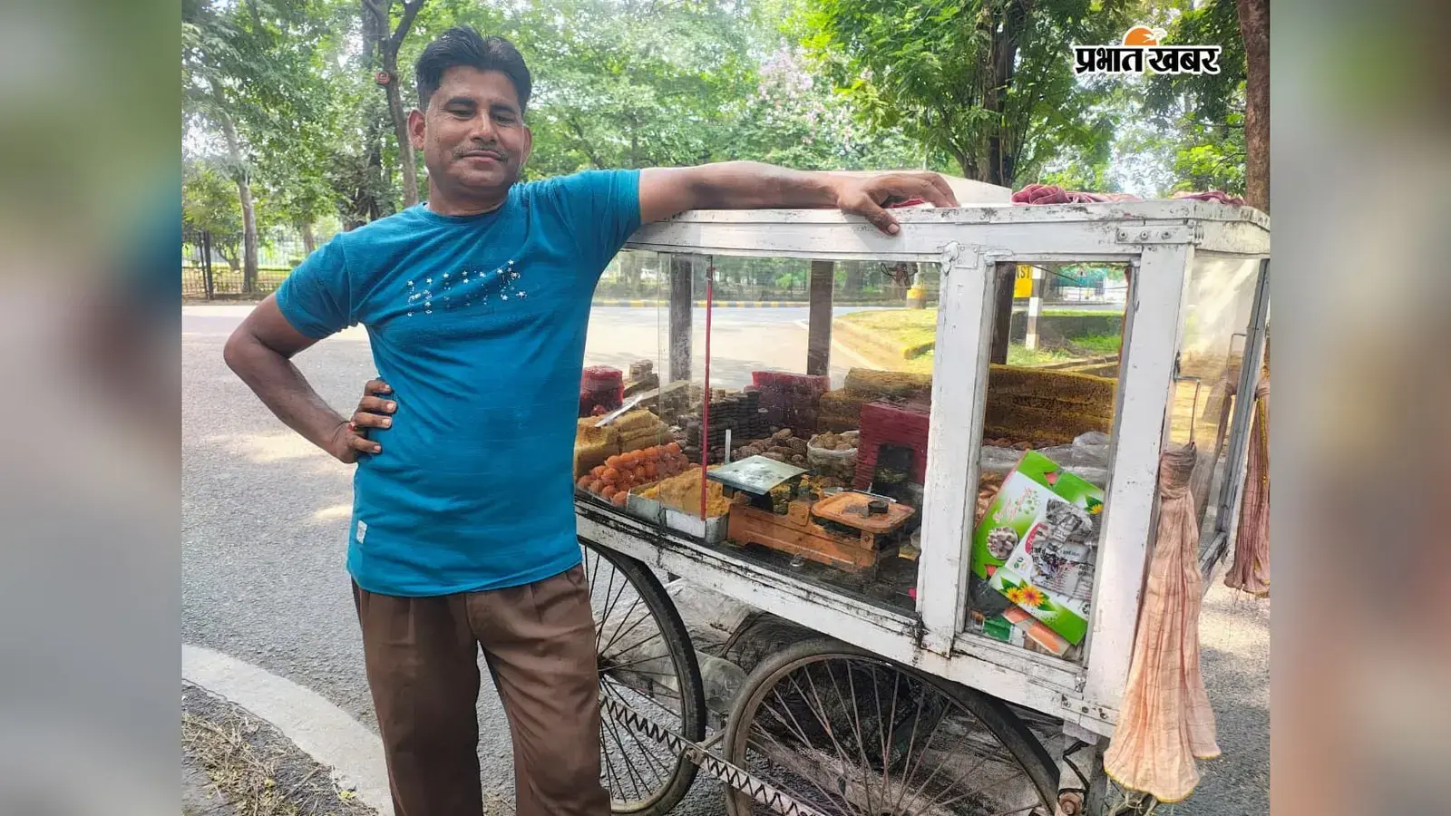 30 साल से सड़क पर घूम रही है मिठास की यह दुकान, मुंबई की स्ट्रॉबेरी मिठाई के लिए मशहूर हैं जमशेदपुर के करीम