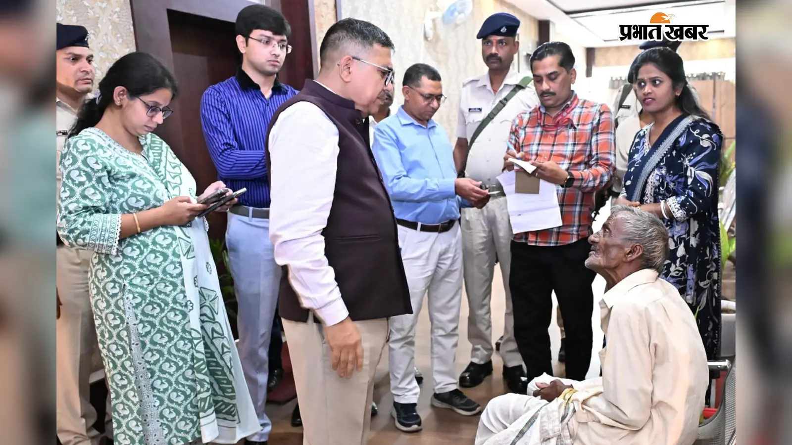 बोकारो लोक संवाद: बायोमेट्रिक न होने से परेशान बुजुर्ग पहुंचे डीसी के पास, कुछ ही घंटों में ऐसे हल हुई समस्या