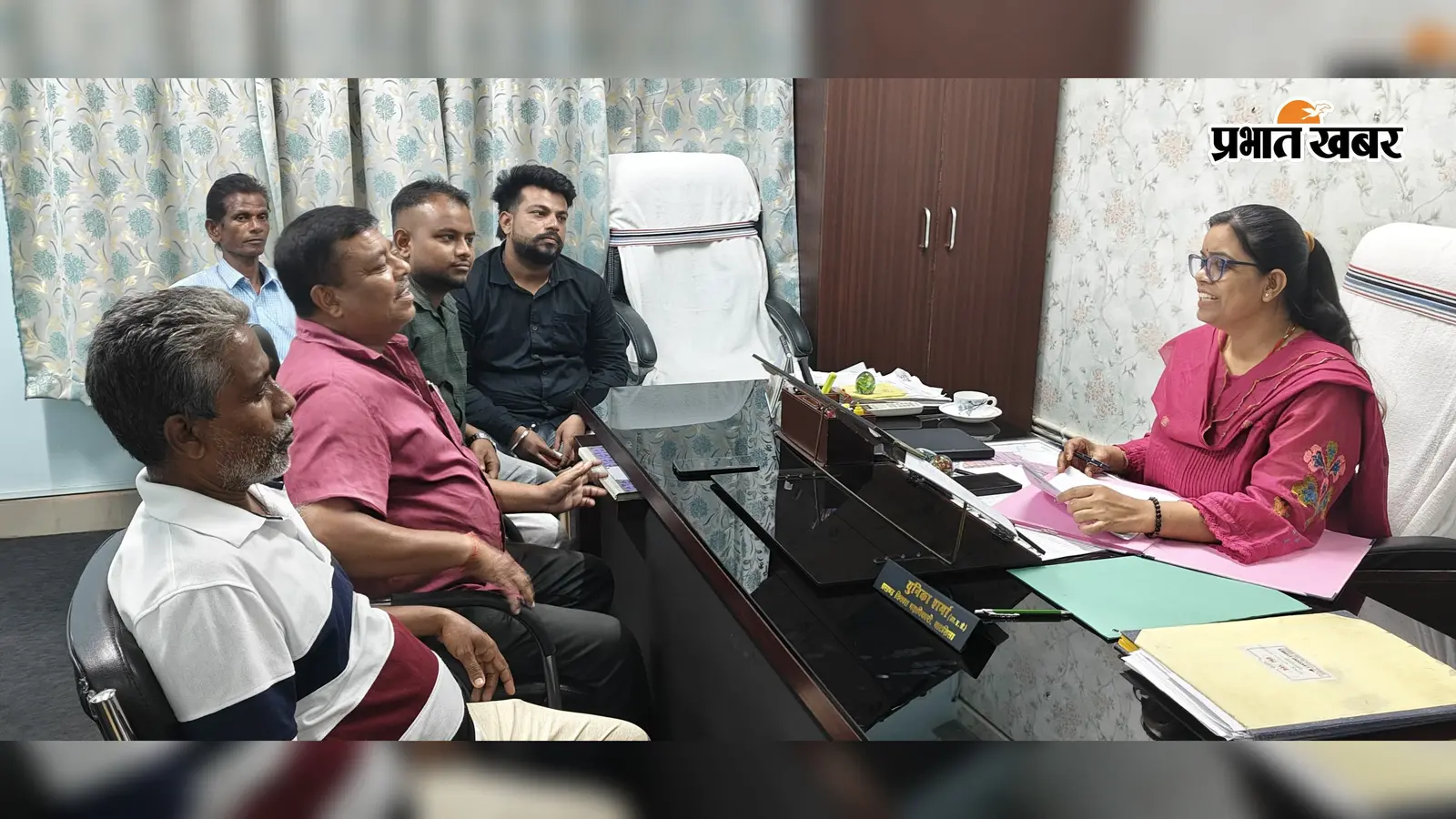 जन्म-मृत्यु प्रमाण पत्र में देरी पर झामुमो प्रतिनिधिमंडल ने बीडीओ से की शिकायत