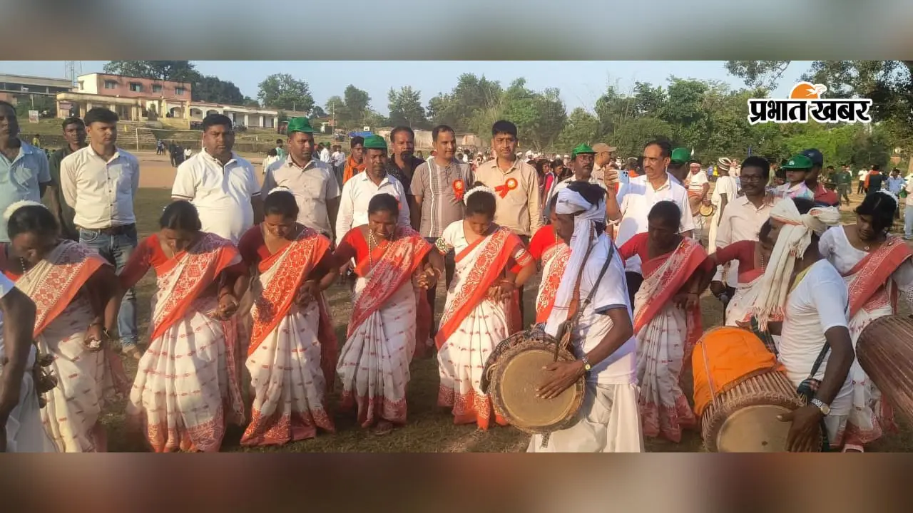 चंदवा में रेलवे ट्रैक किनारे गंभीर हालत में मिला युवक, ट्रेन से गिरने की आशंका