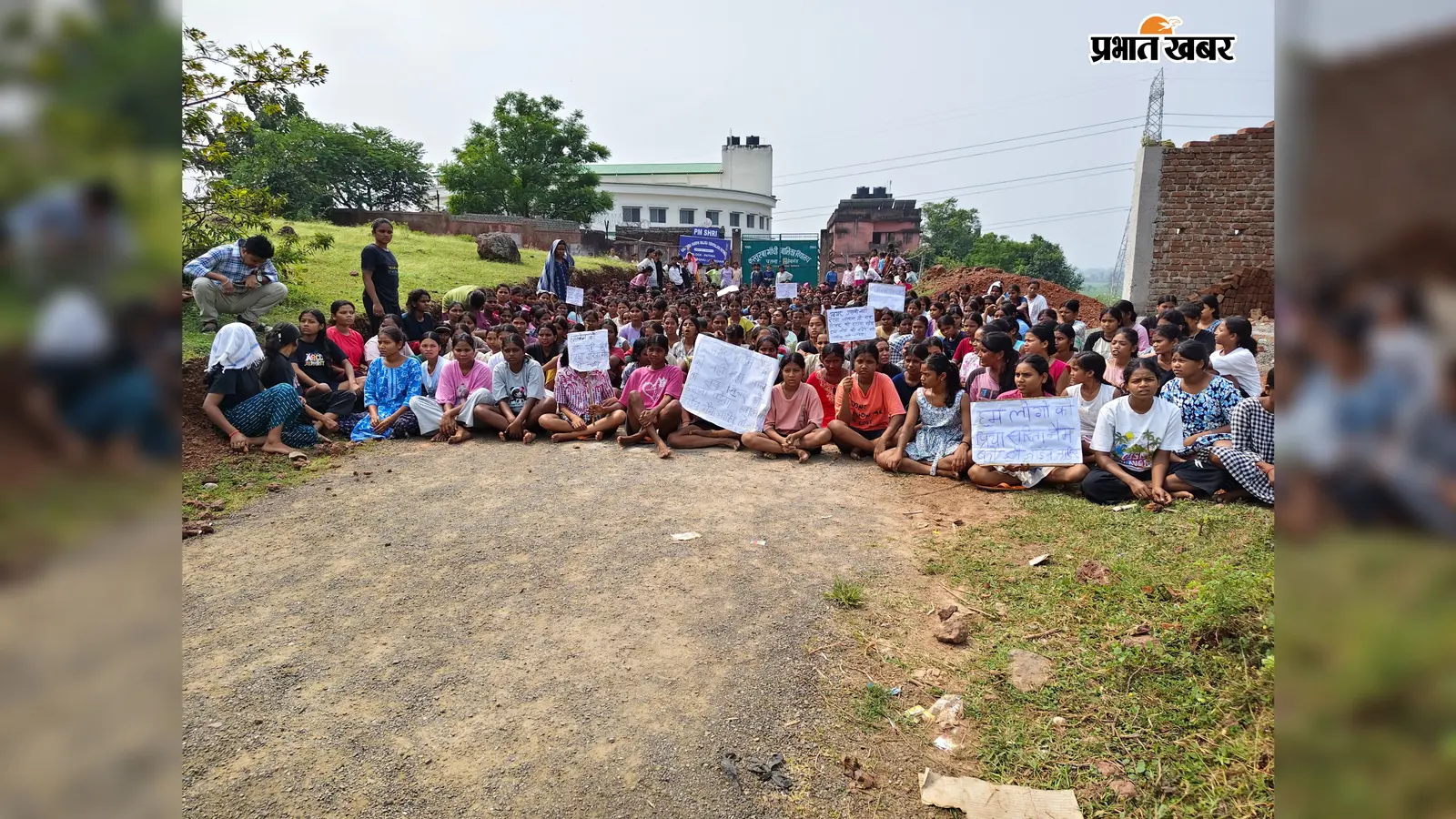 300 छात्राओं ने स्कूल गेट पर जड़ा ताला : वार्डन की वापसी पर अड़ीं, आखिर क्यों?