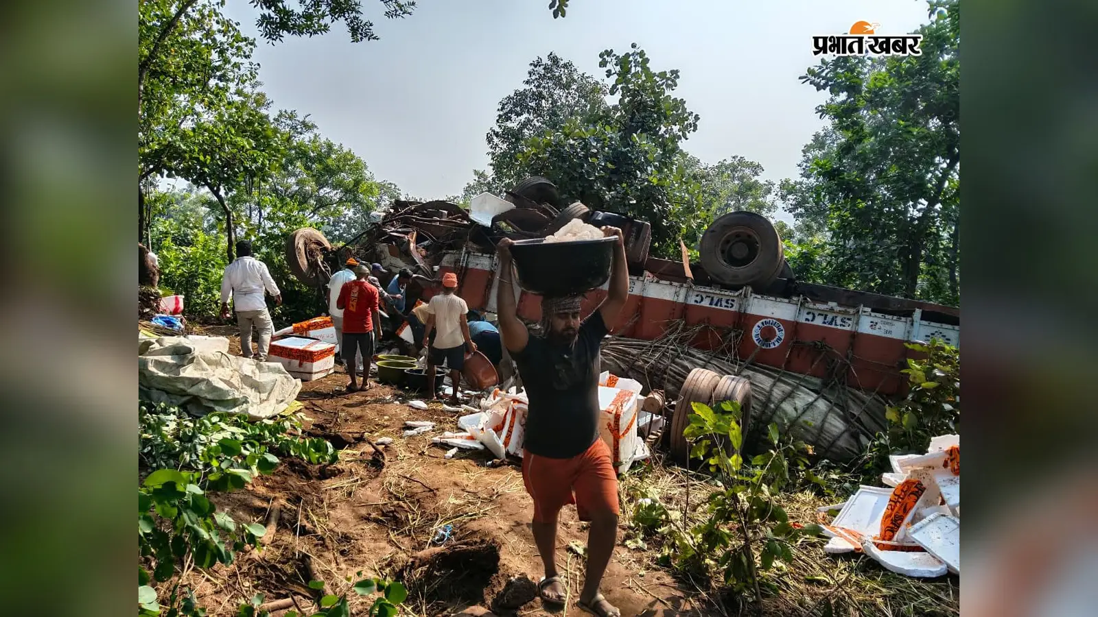 चुट्टूपालू घाटी में मछली लदा ट्रक पलटा, चालक घायल, पेटियां सुरक्षित