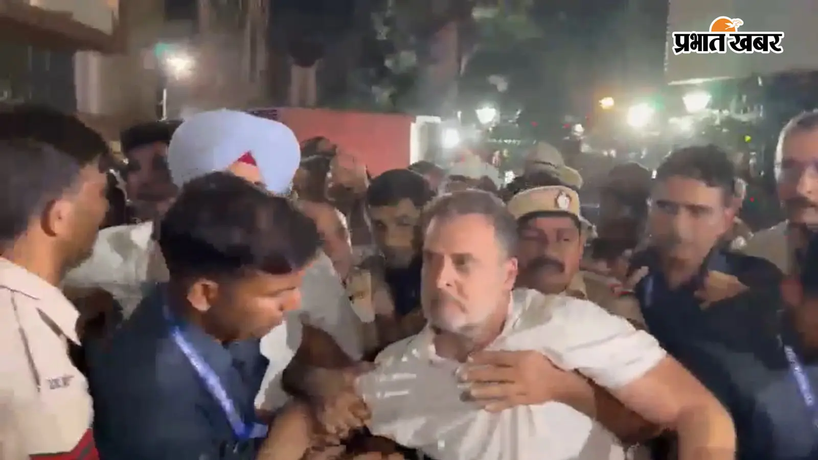 VIDEO: 8 घंटे के धरने के बाद राहुल-प्रियंका गांधी हिरासत में, इंडिया ब्लॉक के नेताओं को भी ले गई दिल्ली पुलिस