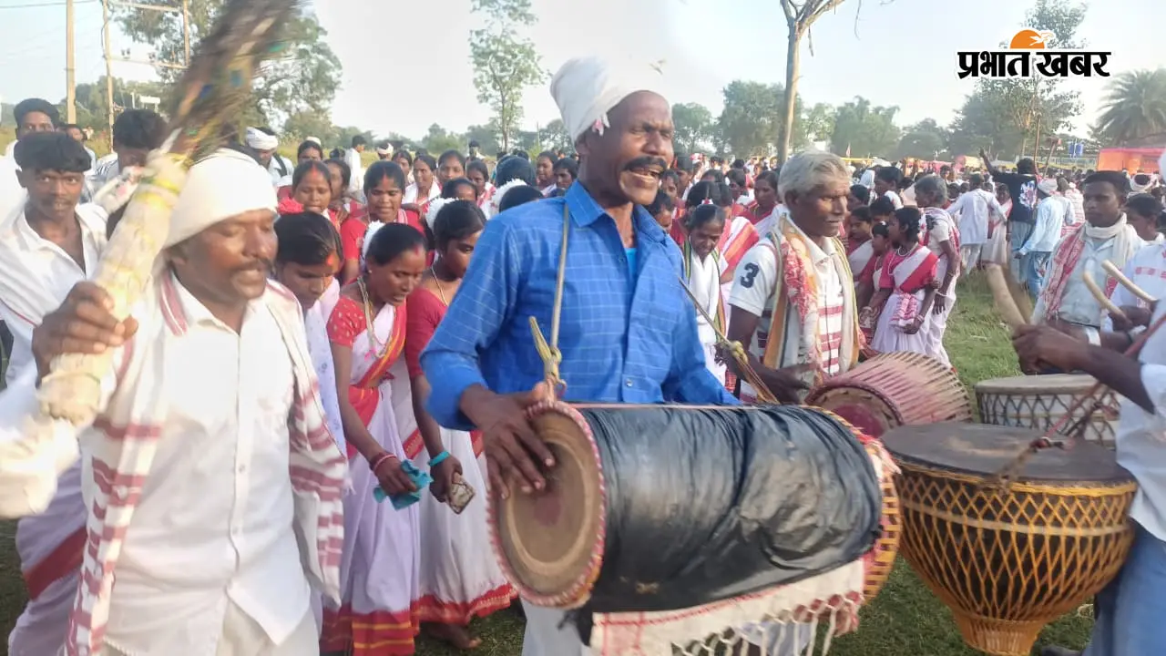 मांदर की थाप पर झूमे ग्रामीण, कैरो में धूमधाम से मनाया गया जितिया जतरा
