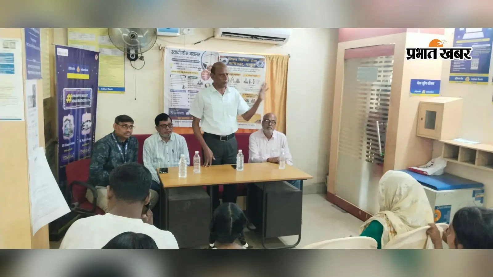 बैंक में लगा कानून का शिविर, पात्र लोगों को मिलेगा लोक अदालत का लाभ