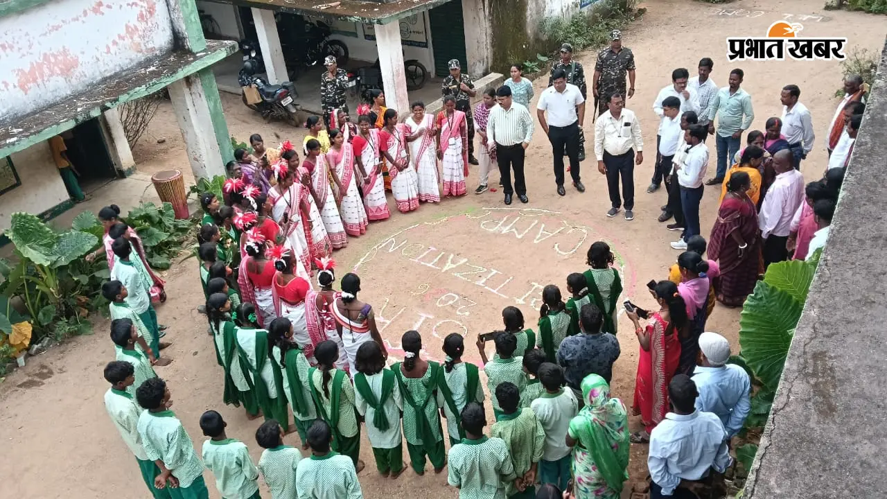 लातेहार में एसआइआर डिजिटाइजेशन कैंप का उपायुक्त ने किया निरीक्षण, काम में तेजी लाने का निर्देश