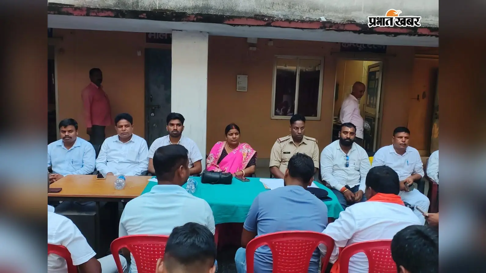 दुर्गा पूजा धूमधाम से मनाने को लेकर थाना परिसर में शांति समिति की बैठक हुई