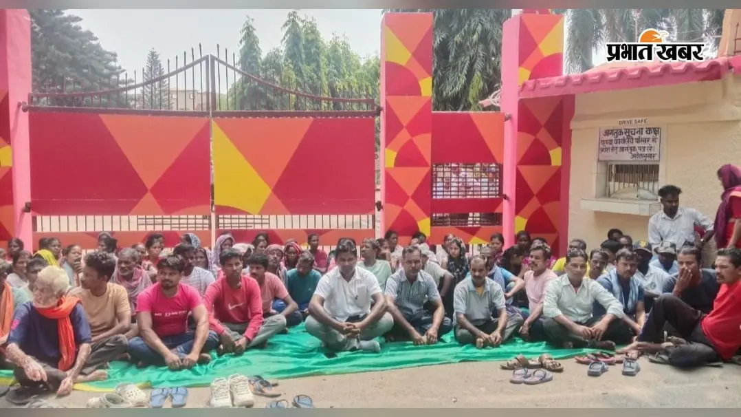 हिंडाल्को के खिलाफ विस्थापित मजदूरों का धरना, नौ सूत्री मांगें पूरी नहीं होने पर आंदोलन तेज करने की चेतावनी