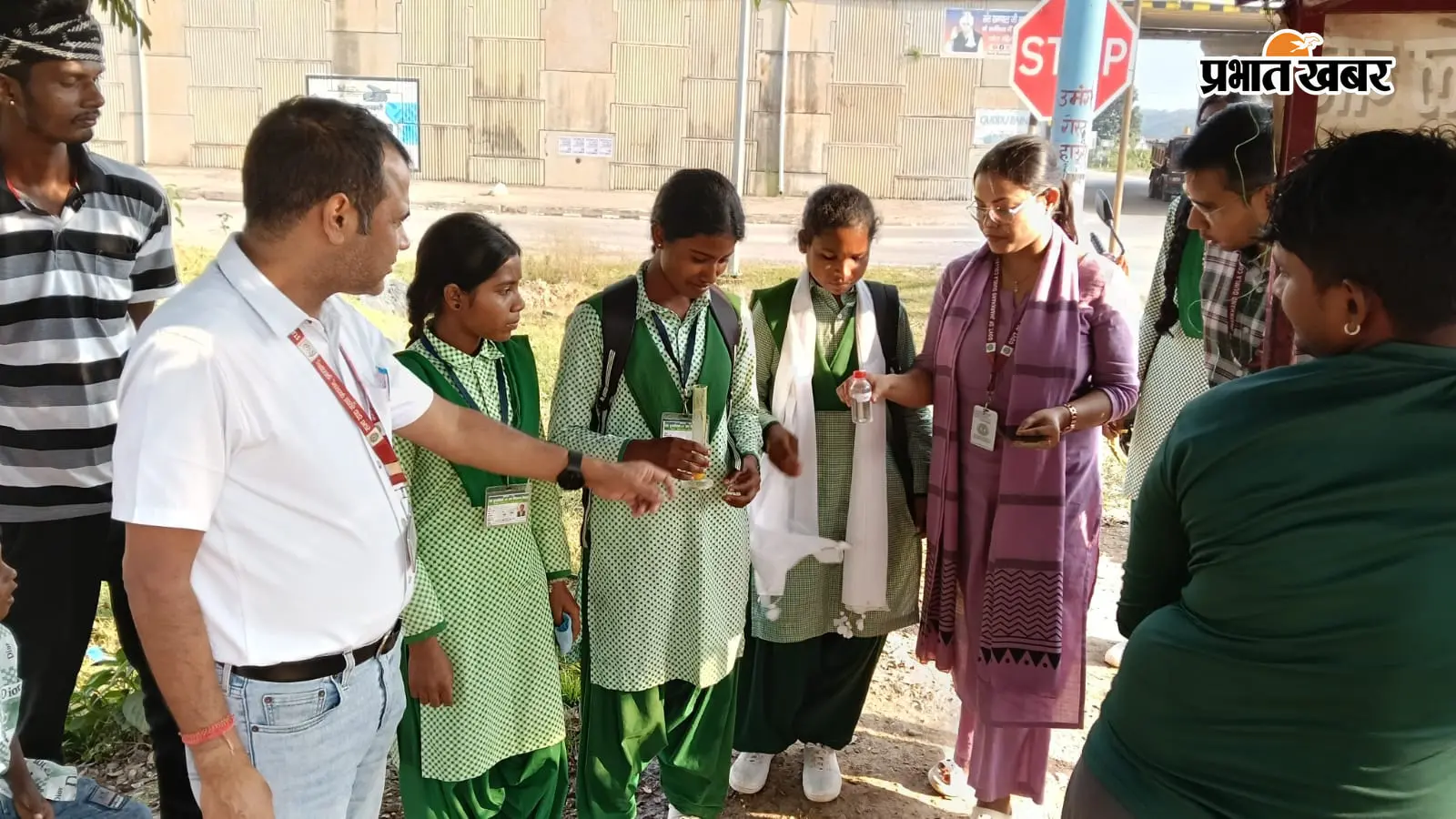 दुर्गा पूजा से पहले सिसई में खाद्य सुरक्षा विभाग का छापा, कई दुकानों पर जुर्माना