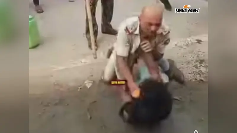 WATCH VIDEO: महिला से छेड़खानी रोकने पहुंची डायल-112 की टीम से भिड़ा आरोपी, दारोगा से हाथापाई के बाद गिरफ्तार