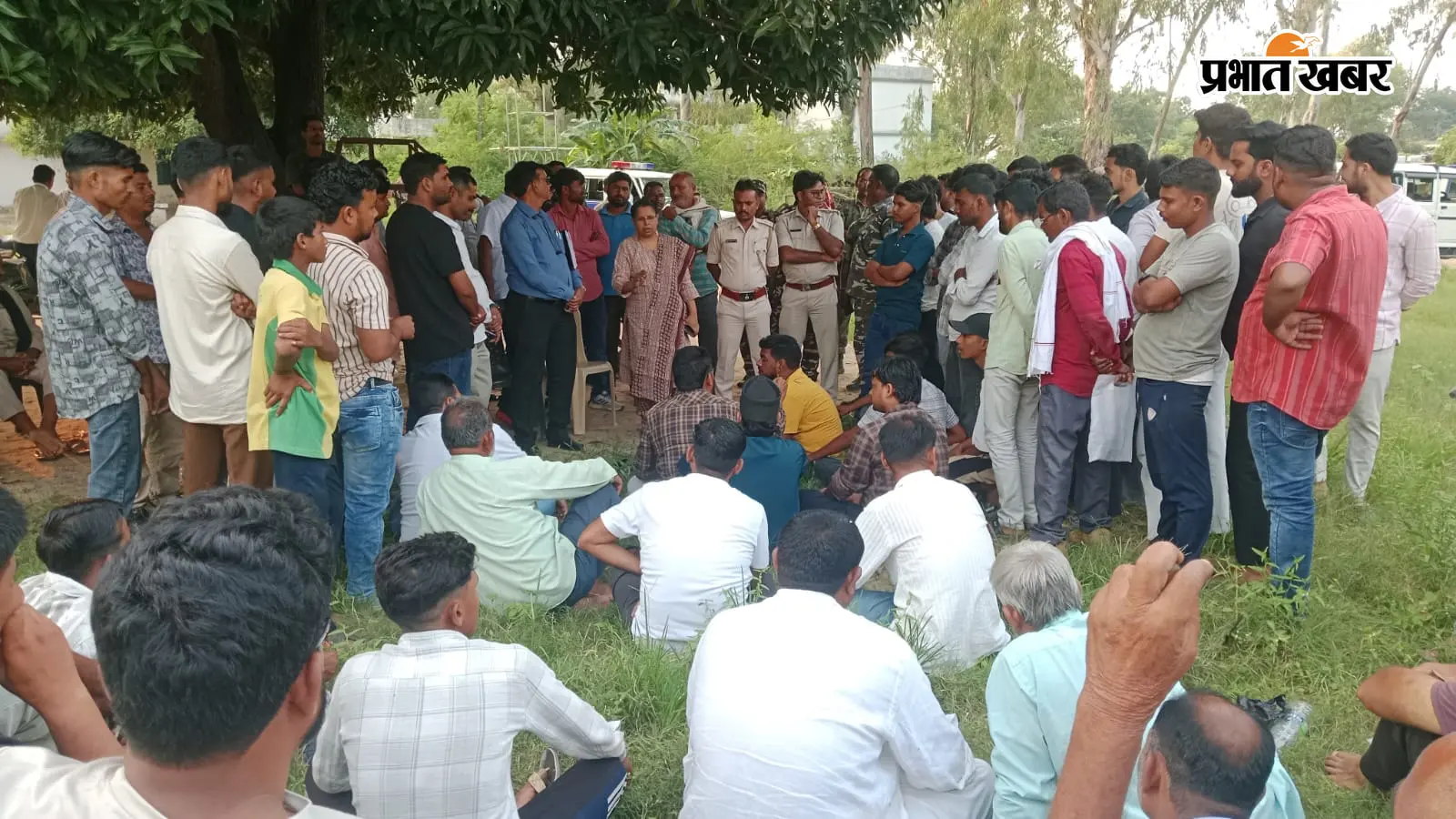 Watch Video: स्कूल ड्रेस में छात्रा को बाइक पर देख लोगों को हुआ शक, शिक्षक को पकड़कर पुलिस के हवाले किया