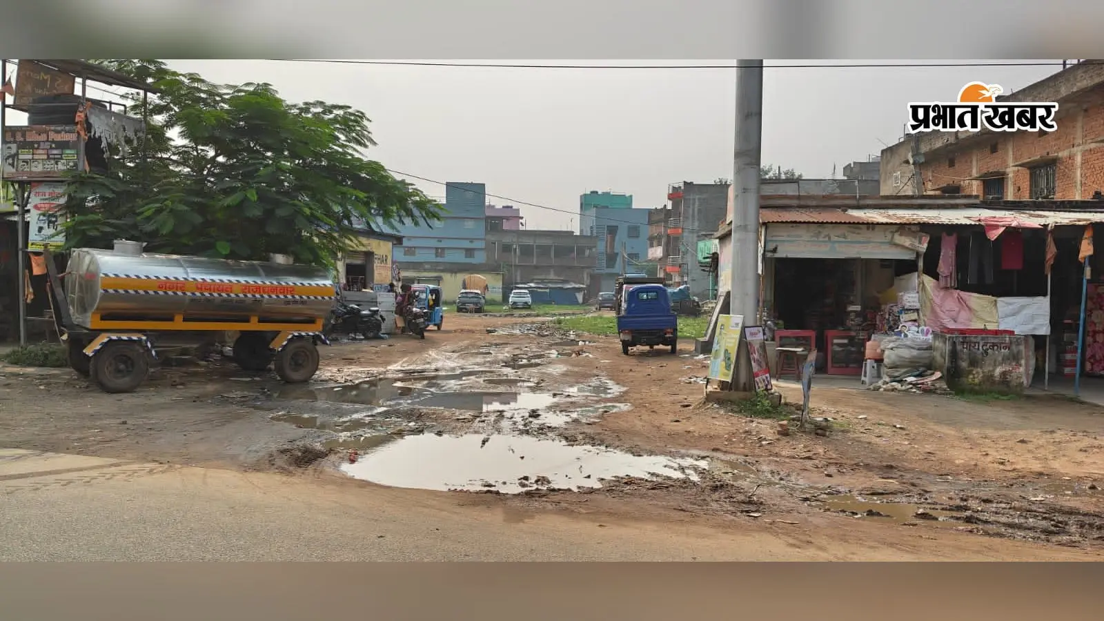 अधिकारियों की उदासीनता की भेंट चढ़ा धनवार का ऐतिहासिक बस पड़ाव, गंदगी और जलजमाव से यात्री बेहाल