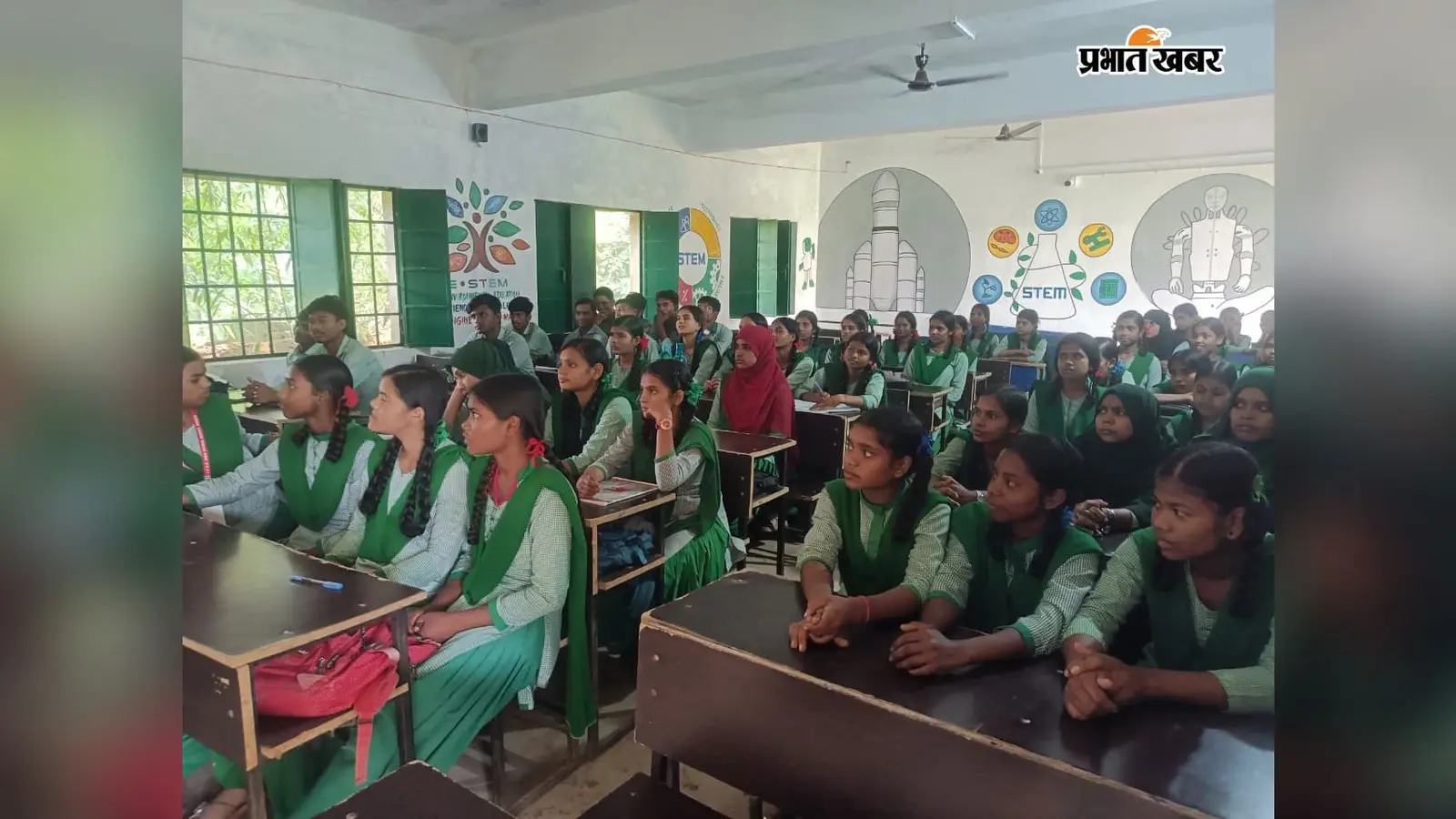 बच्चों के भविष्य को सुरक्षित करने की पहल: गांडेय के स्कूल में बाल विवाह और नशे के खिलाफ कानूनी पाठ