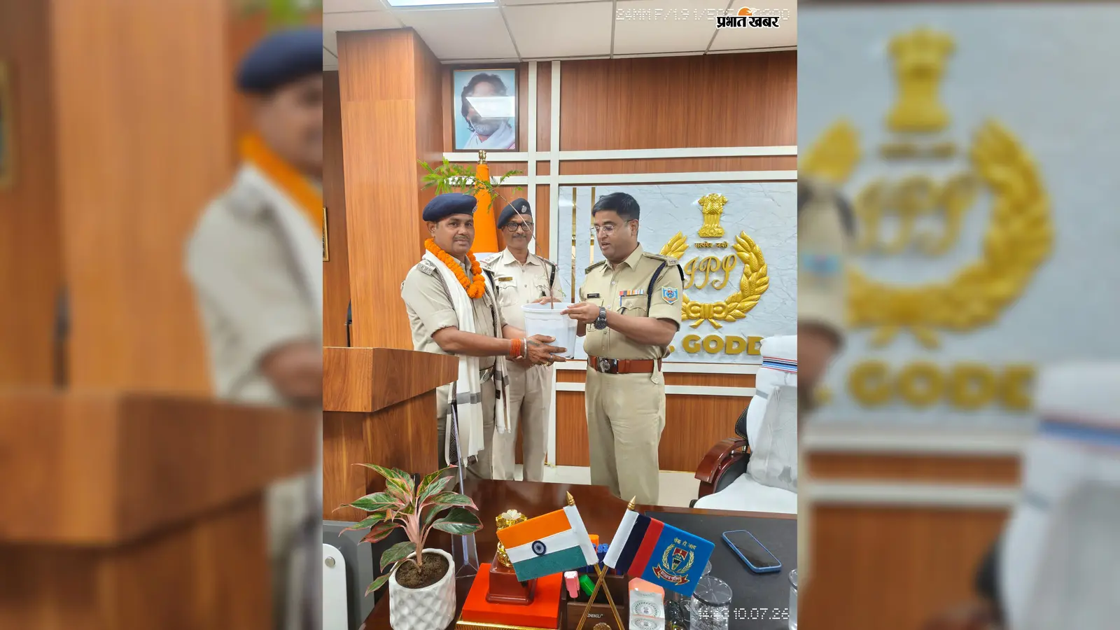 गोड्डा से बोकारो तबादला, निरीक्षक फुलेश्वर महतो को भावभीनी विदाई; एसपी ने पौधा देकर दी शुभकामना