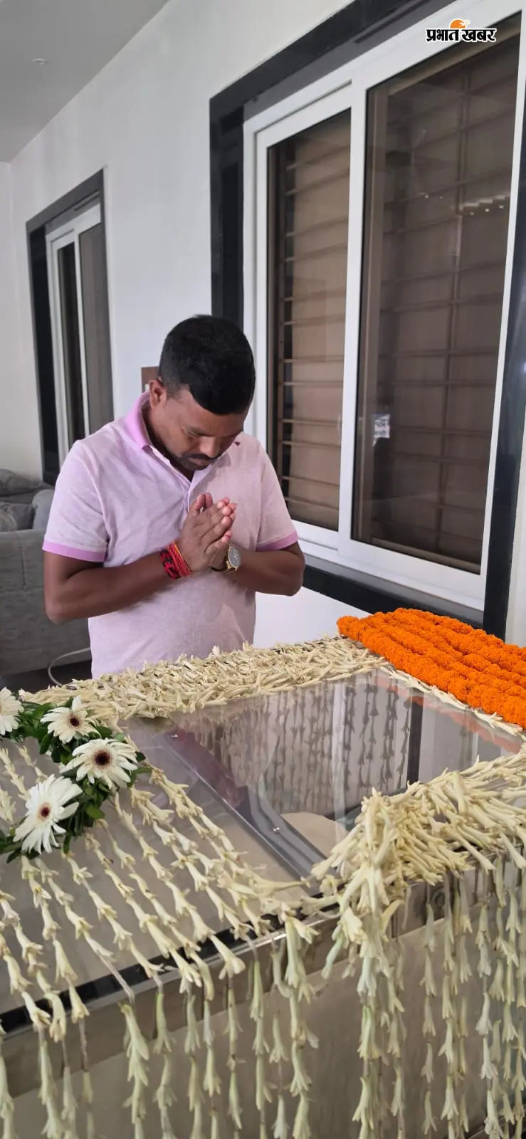 पुष्प अर्पित का नमन करते संजय गोस्वामी व पंकज मिश्रा | Prabhat Khabar Network