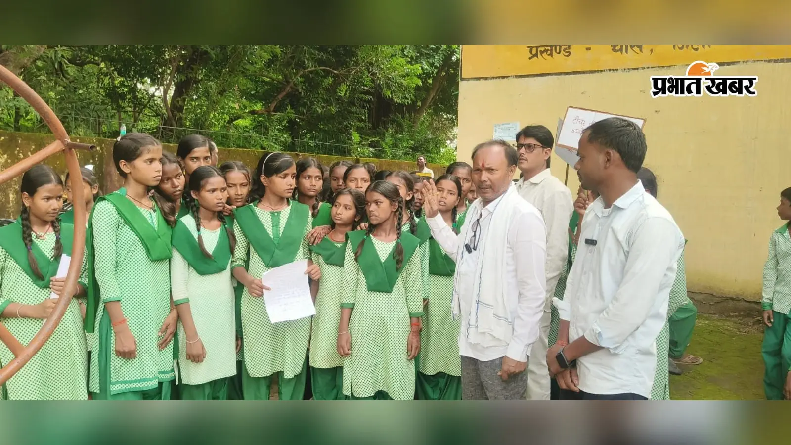 चास के ग्वालाडीह स्कूल में शिक्षकों की कमी पर सड़क पर उतरे छात्र, 218 बच्चों की पढ़ाई एक शिक्षक के भरोसे