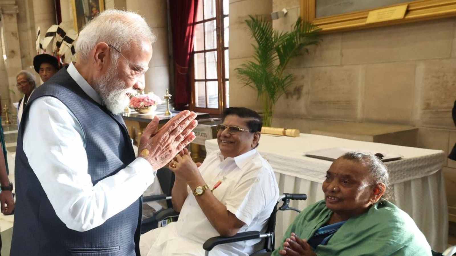 हेमंत सोरेन की मां रूपी सोरेन  के साथ पीएम मोदी की तस्वीर