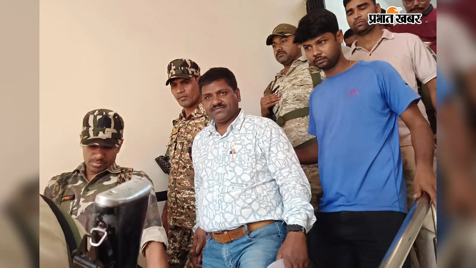 एसीबी की टीम ने सदर एसडीओ कार्यालय के बड़ा बाबू को  रिश्वत लेते किया गिरफ्तार