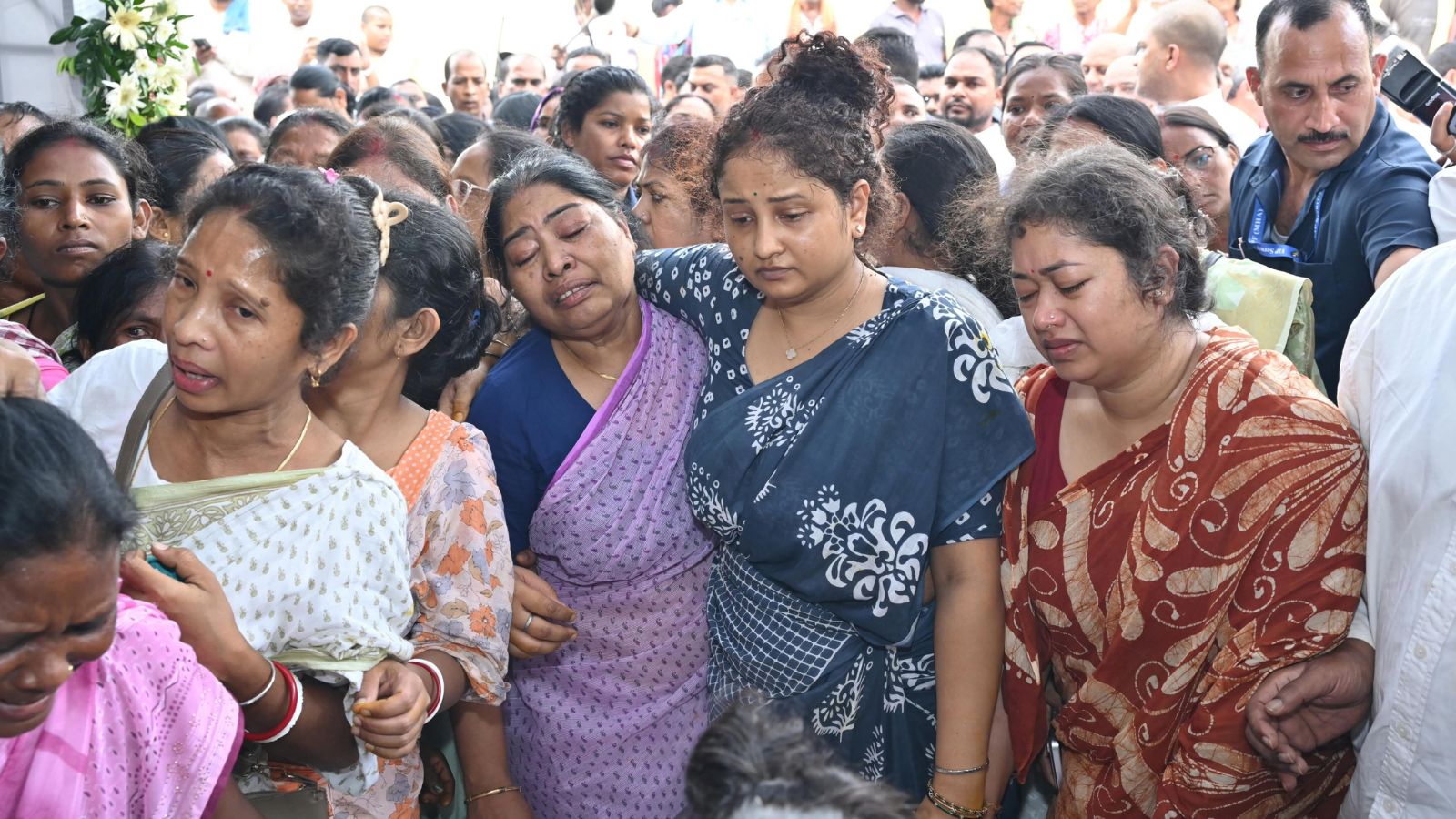 परिवार की महिलाओं के साथ खड़ी CM हेमंत सोरेन की पत्नी कल्पना सोरेन