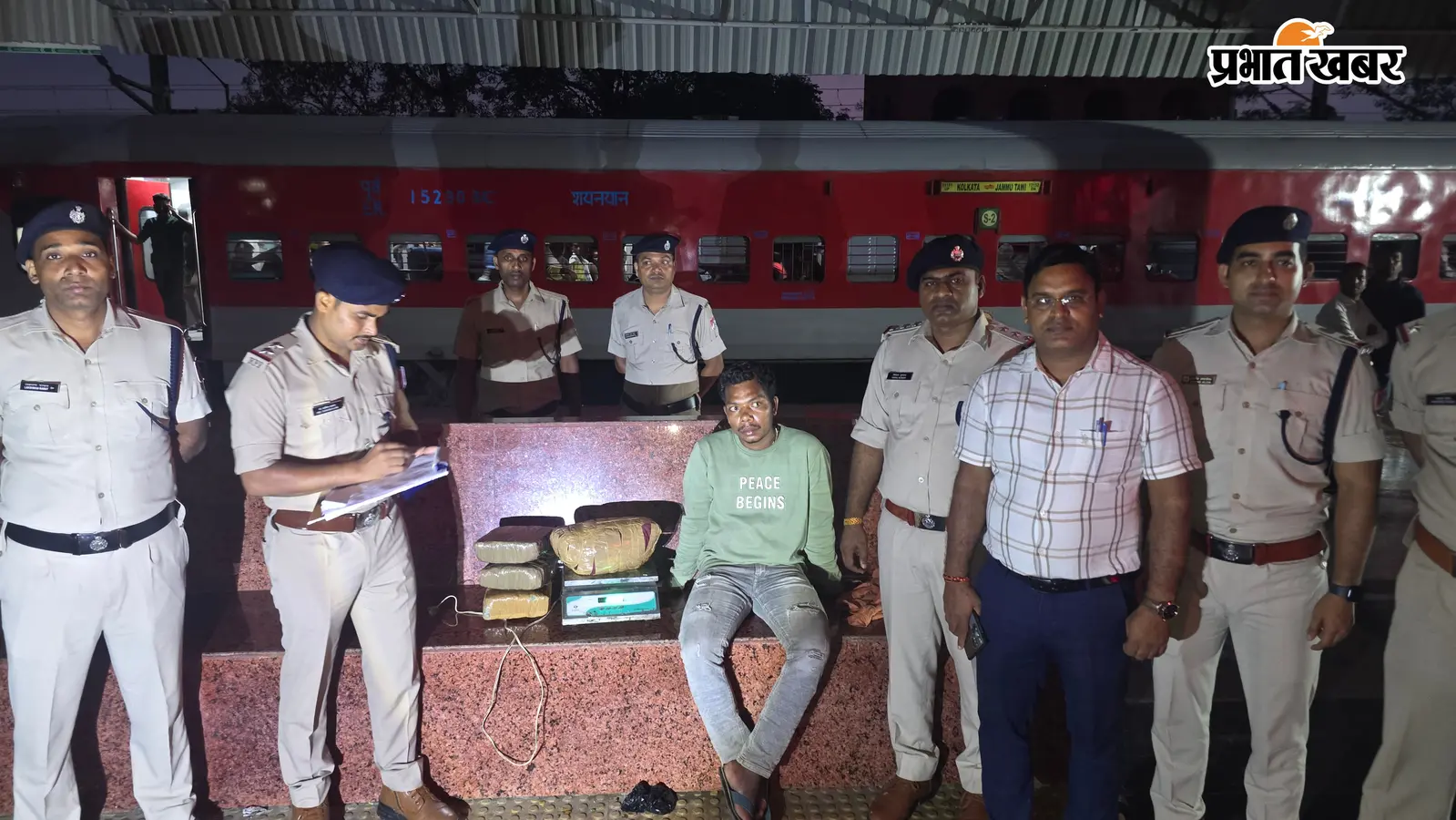 दुर्गापूजा से पहले पारसनाथ स्टेशन पर आरपीएफ की बड़ी कार्रवाई, 4.20 लाख का गांजा जब्त