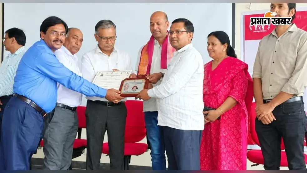 Hazaribagh: टीबी उन्मूलन में योगदान के लिए धनवार पंचायत के मुखिया सम्मानित, पंचायत को मिली सिल्वर श्रेणी