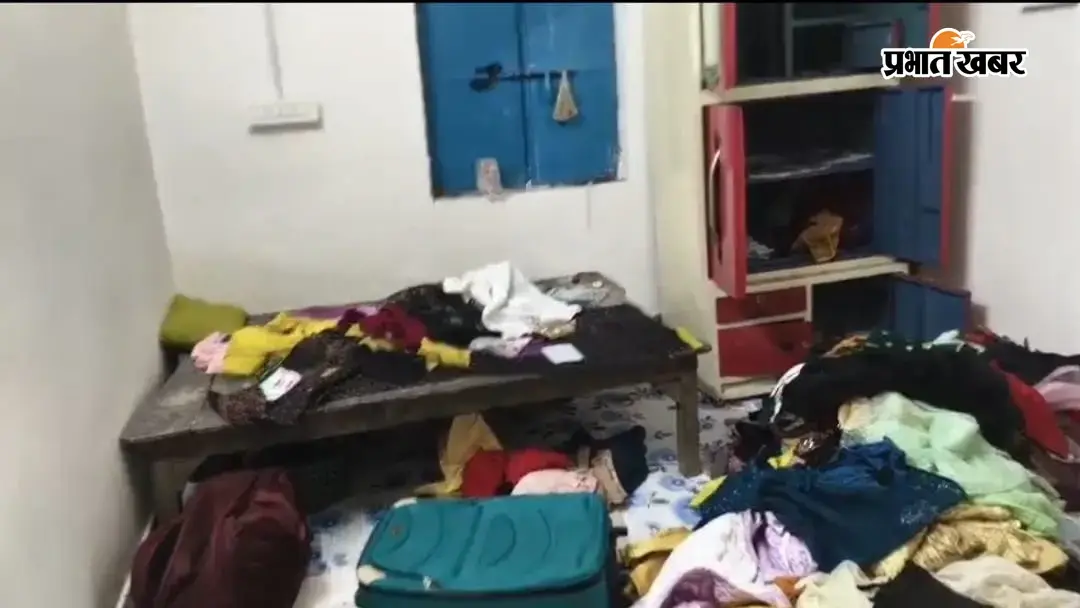 दुर्गापुर गया था परिवार, पीछे से सूने घर का ताला तोड़कर तीन लाख की संपत्ति ले उड़े चोर