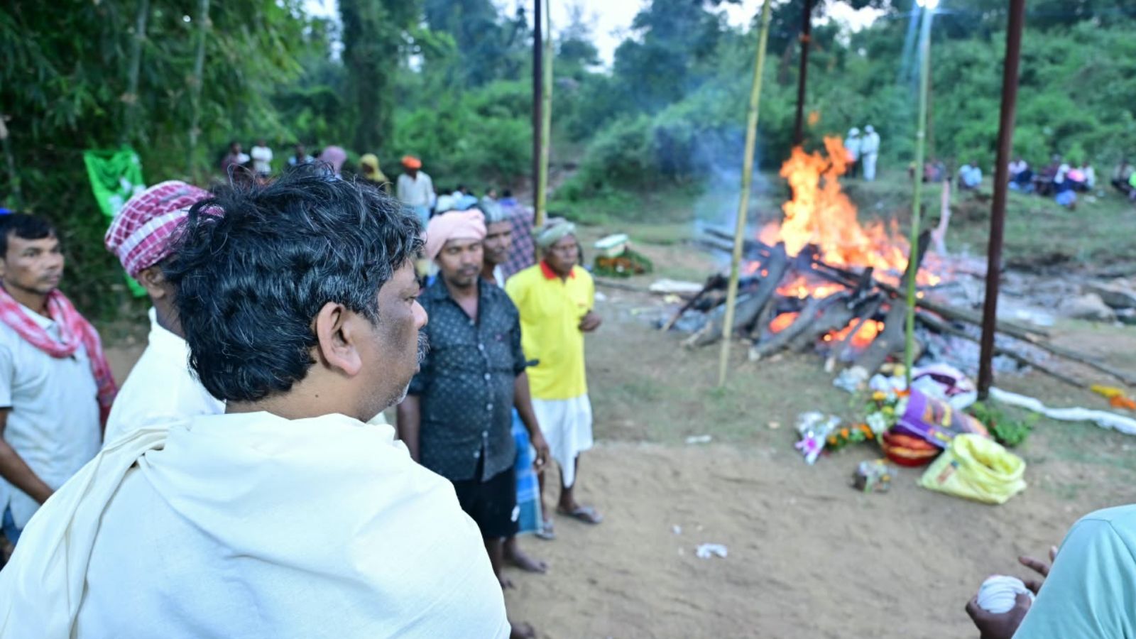 अपनी मां रूपी सोरेन के अंतिम संस्कार के दौरान सीएम हेमंत सोरेन