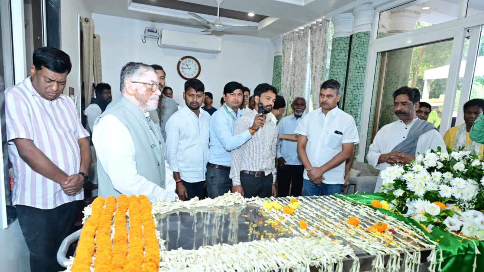 मोरहाबादी स्थित आवास में श्रद्धांजलि अर्पित करने पहुंचे राज्यपाल संतोष गंगवार