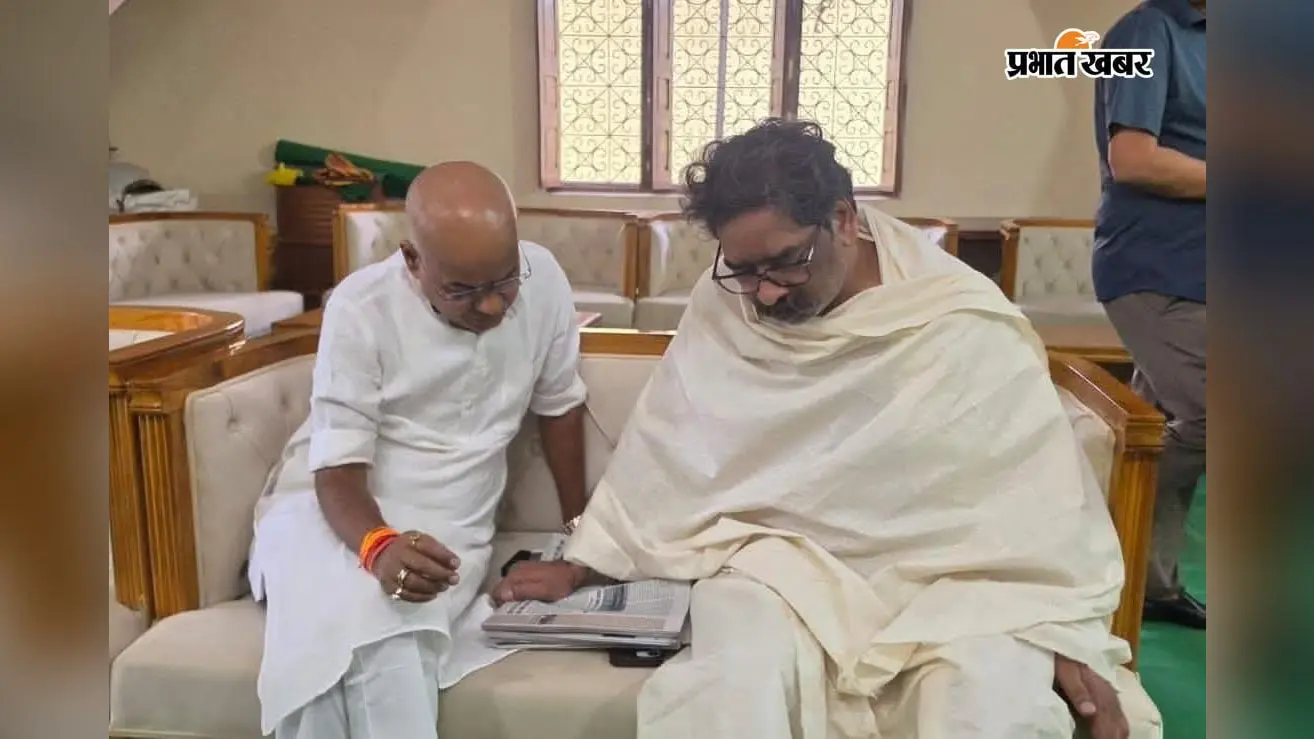 रूपी सोरेन के निधन पर नेमरा पहुंचे पंकज मिश्रा, हेमंत सोरेन से मिल जताया शोक