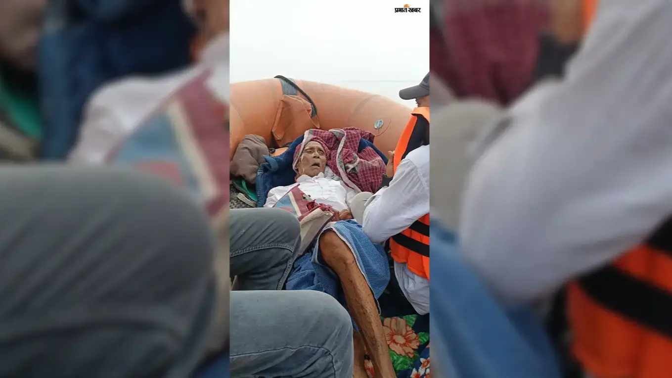 बीमार बुजुर्ग को मोटरबोट से पहुंचाया गया