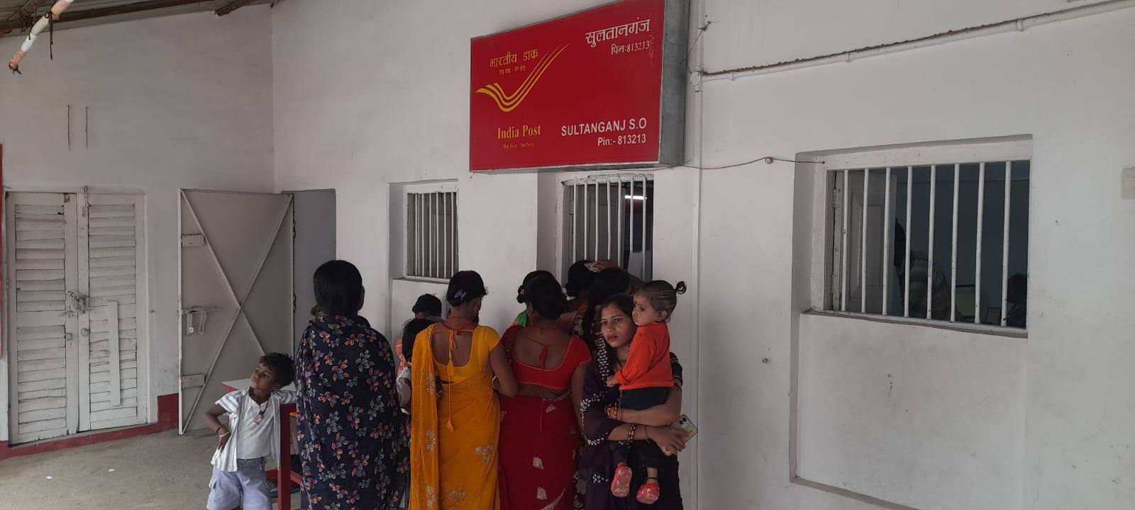 आधार सेवा शुरू, सर्वर की सुस्ती से लंबी कतार