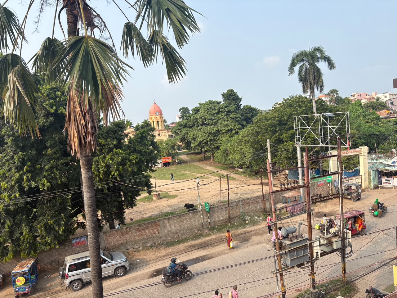 सुबह बादलों का पहरा, दोपहर में खिली धूप