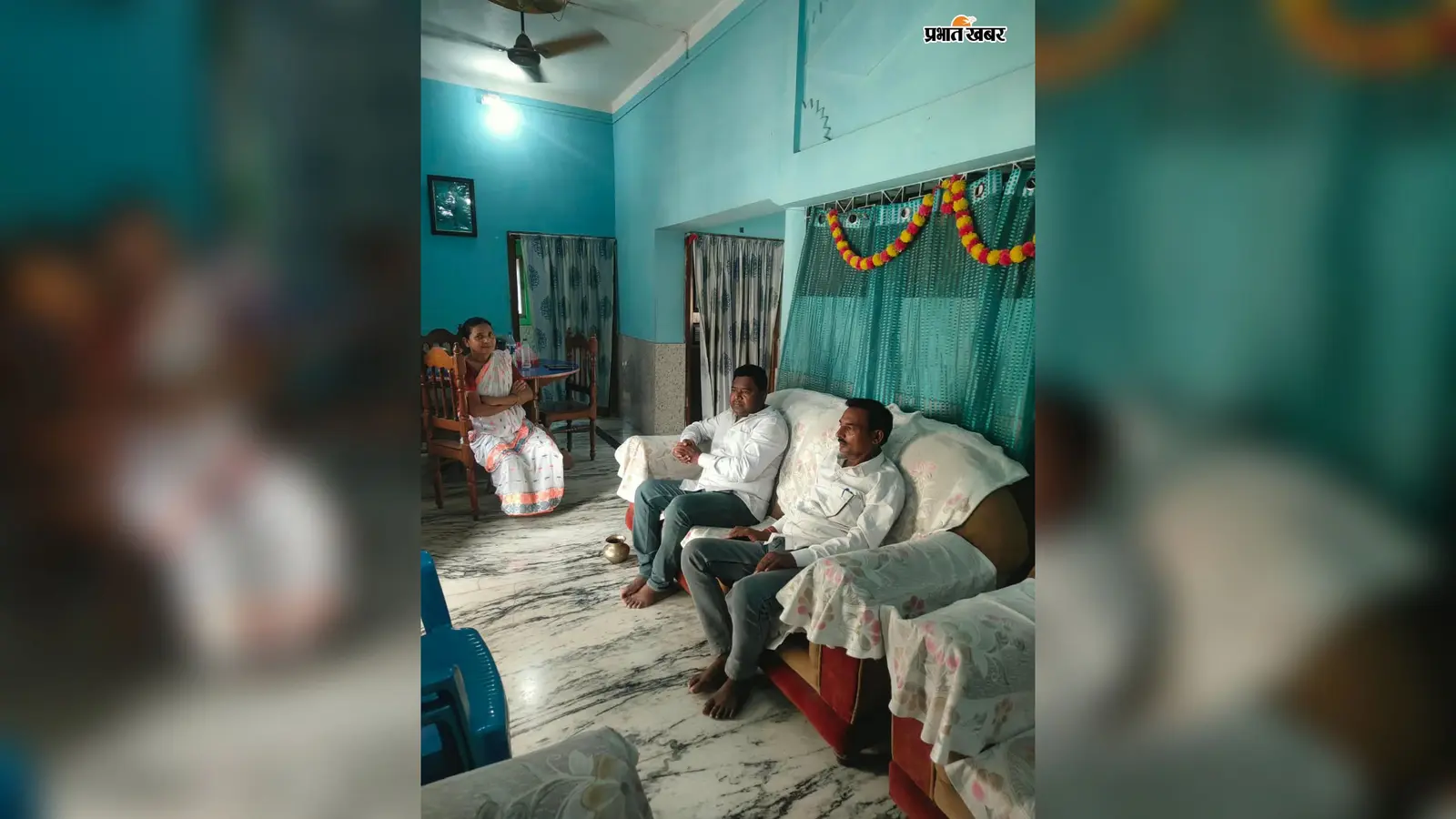 दिवंगत दिनेश मुर्मू के परिजनों से मिले बाबुधन मुर्मू, बंधाया ढांढस