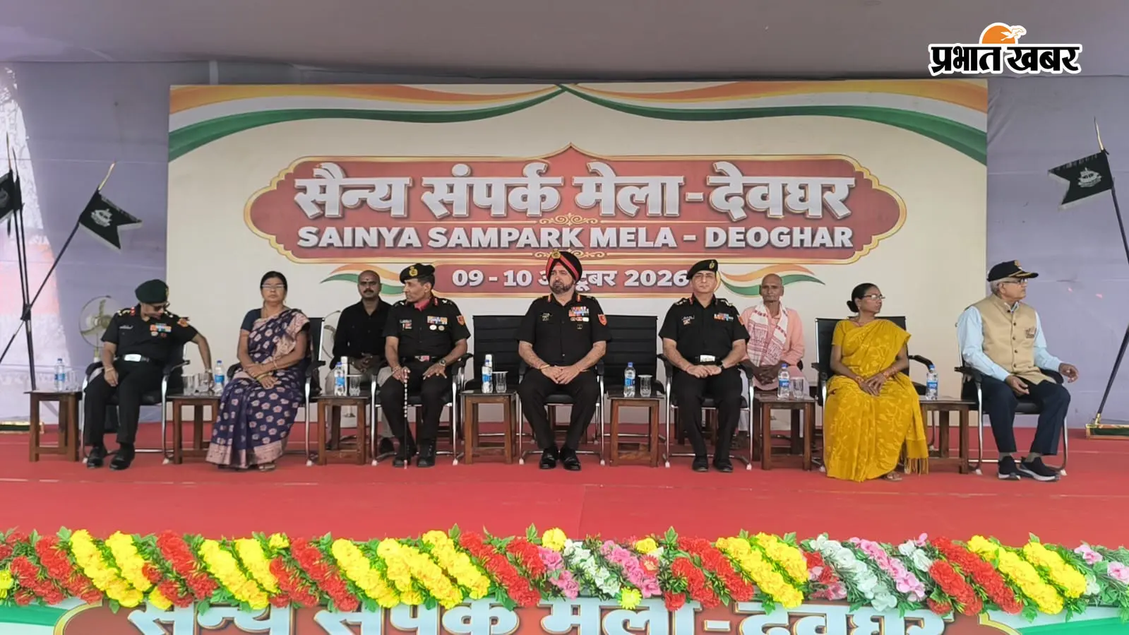 देवघर सैन्य मेले में टैंक, मिसाइल और आधुनिक हथियारों को बच्चों ने छूकर देखा और AK 56 का दबाया ट्रिगर, खिल उठे चेहरे
