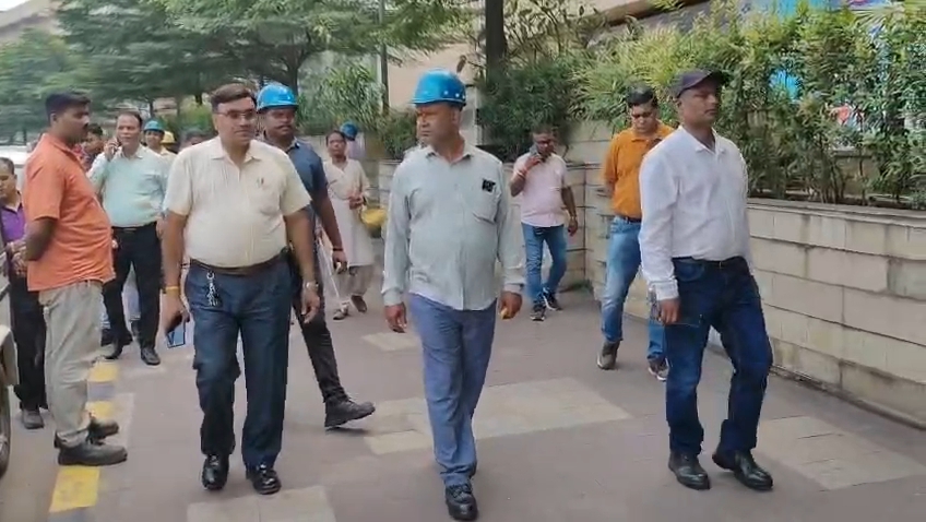 मॉल पहुंचे टाटा स्टील के अधिकारी. 