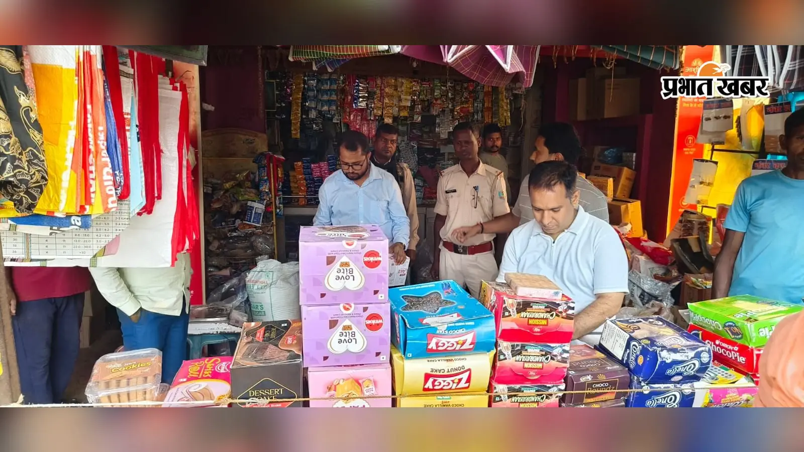 सिमडेगा में होटलों और फास्ट फूड सेंटरों की जांच, एक्सपायरी खाद्य सामग्री नष्ट