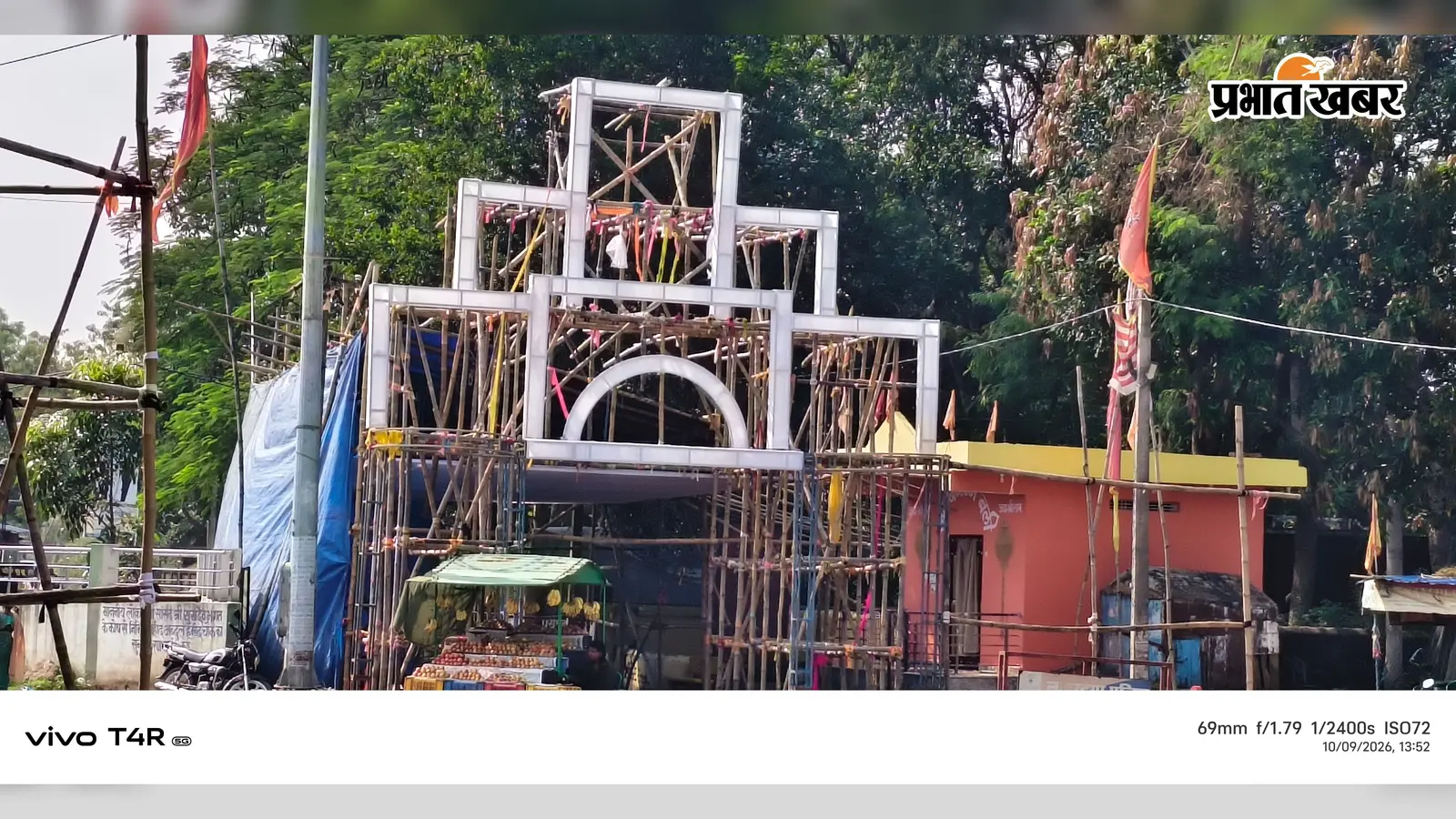 कुड़ू में दुर्गापूजा की तैयारी अंतिम चरण में, 22 स्थानों पर बन रहे पूजा पंडाल