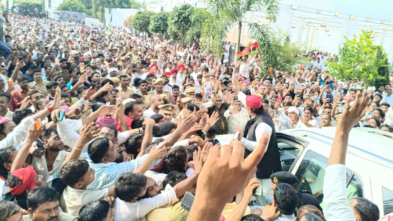 जनता का अभिवादन स्वीकार करते अखिलेश यादव (फोटो-प्रभात खबर)