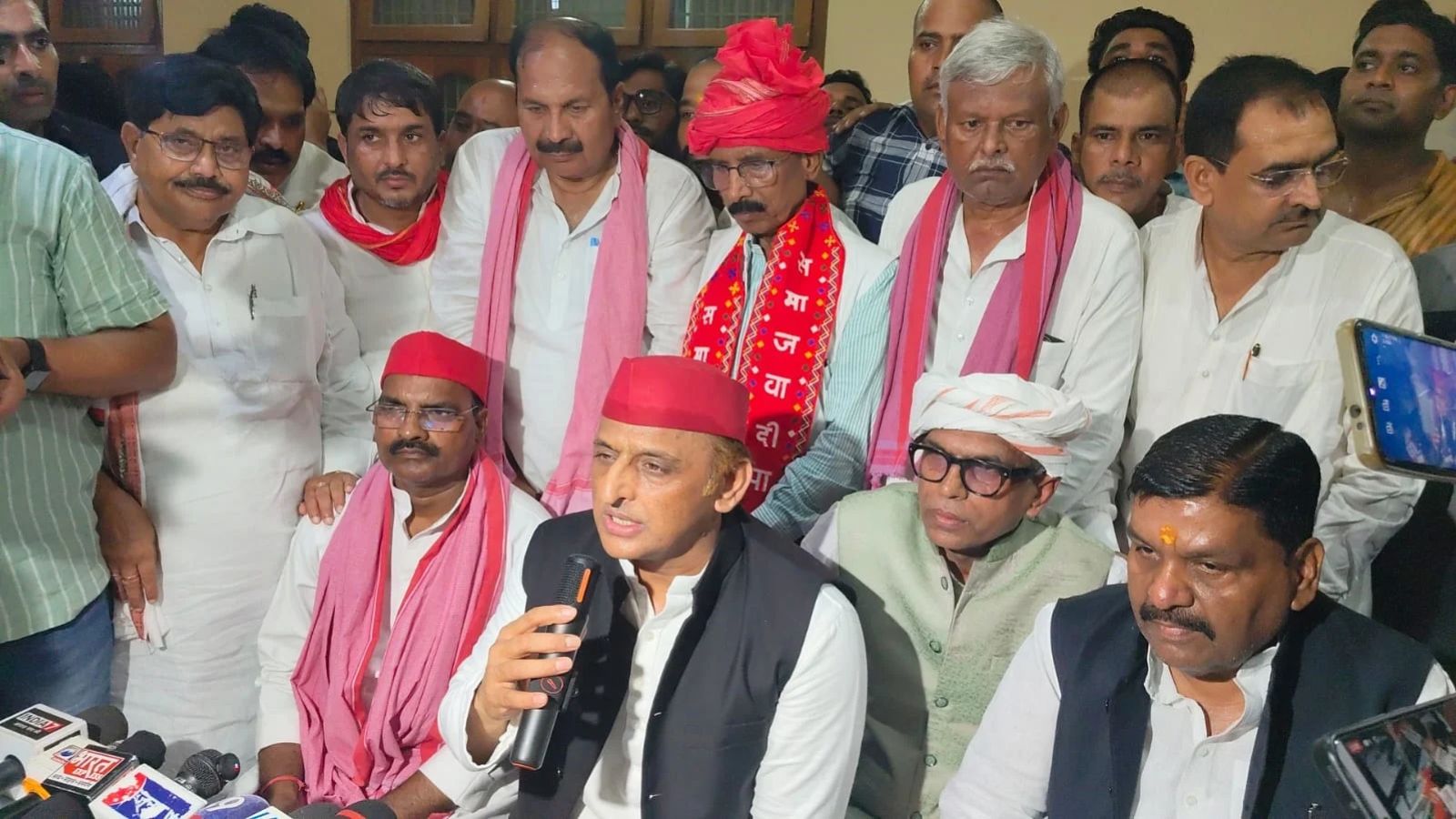 कार्यकर्ताओं को संबोधित करते अखिलशे यादव