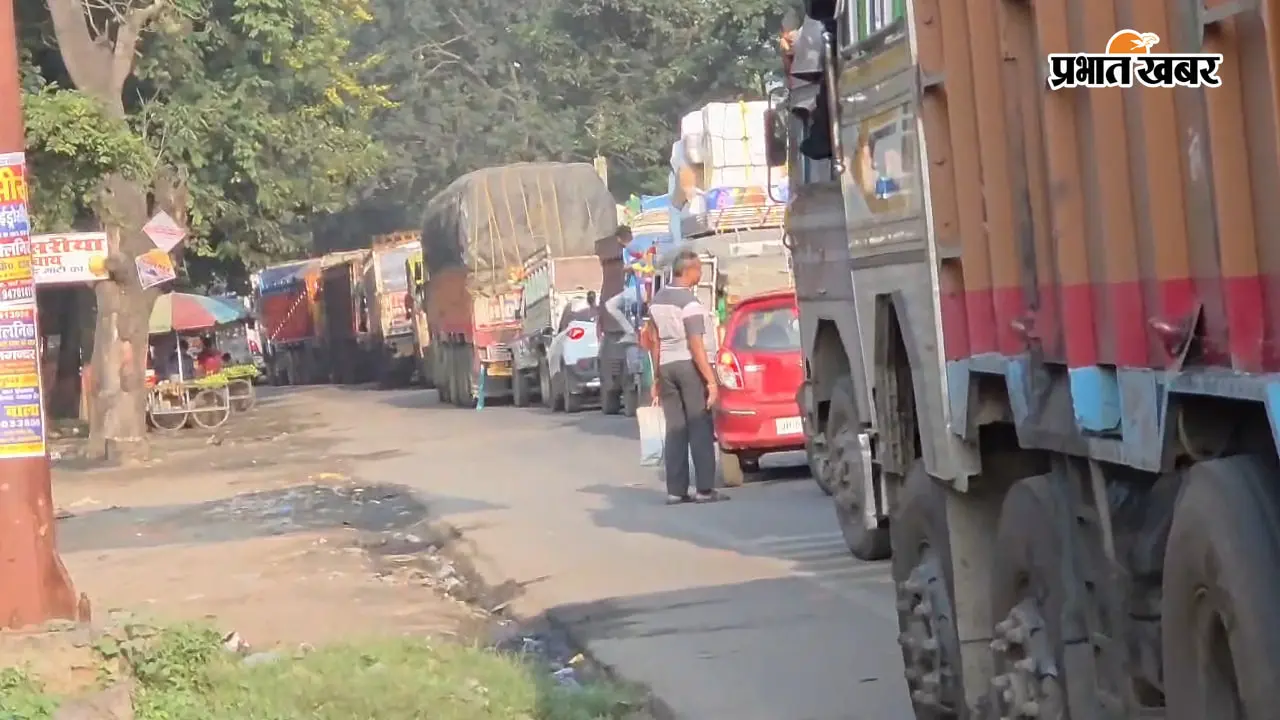 कोडरमा में ट्रक खराब होते ही लगा भीषण जाम, रांची-पटना मुख्य मार्ग पर लगी वाहनों की कतार