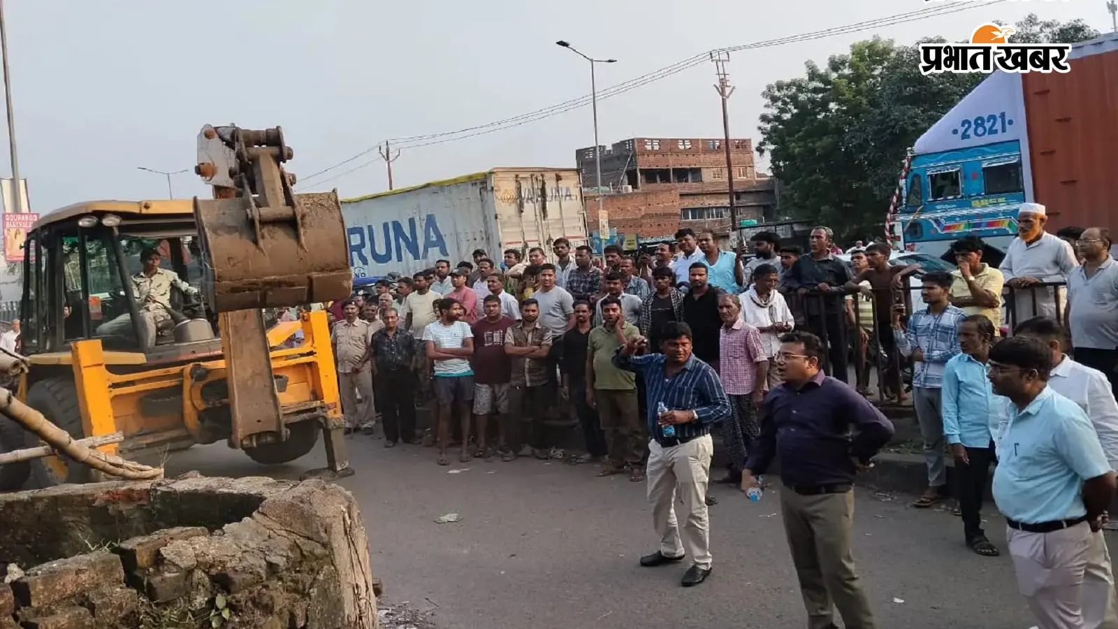 धनबाद के निरसा में अतिक्रमण पर चला बुलडोजर, 200 फुटपाथ दुकानदारों की रोजी-रोटी पर संकट