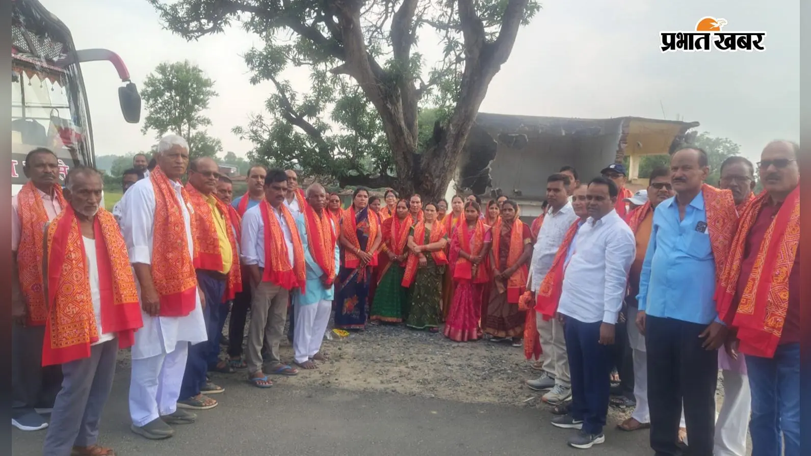 बसना पंचायत क्षेत्र से अंगवस्त्र देकर तीर्थ यात्रियों को किया रवाना