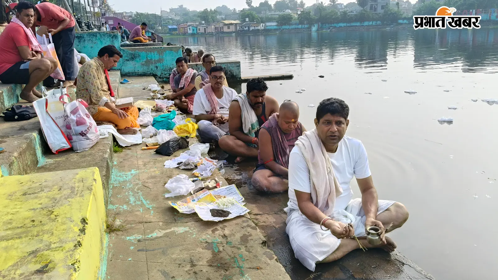 Dumka:सर्वपितृ अमावस्या पर पितरों का तर्पण,घाटों पर उमड़ी भीड़